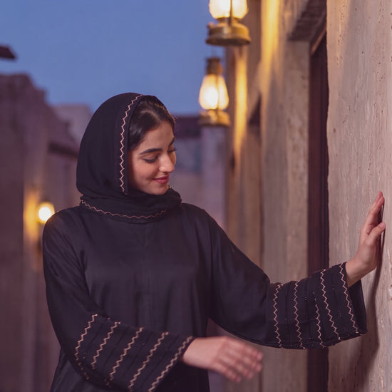 Video of the Chevron abaya in Gold