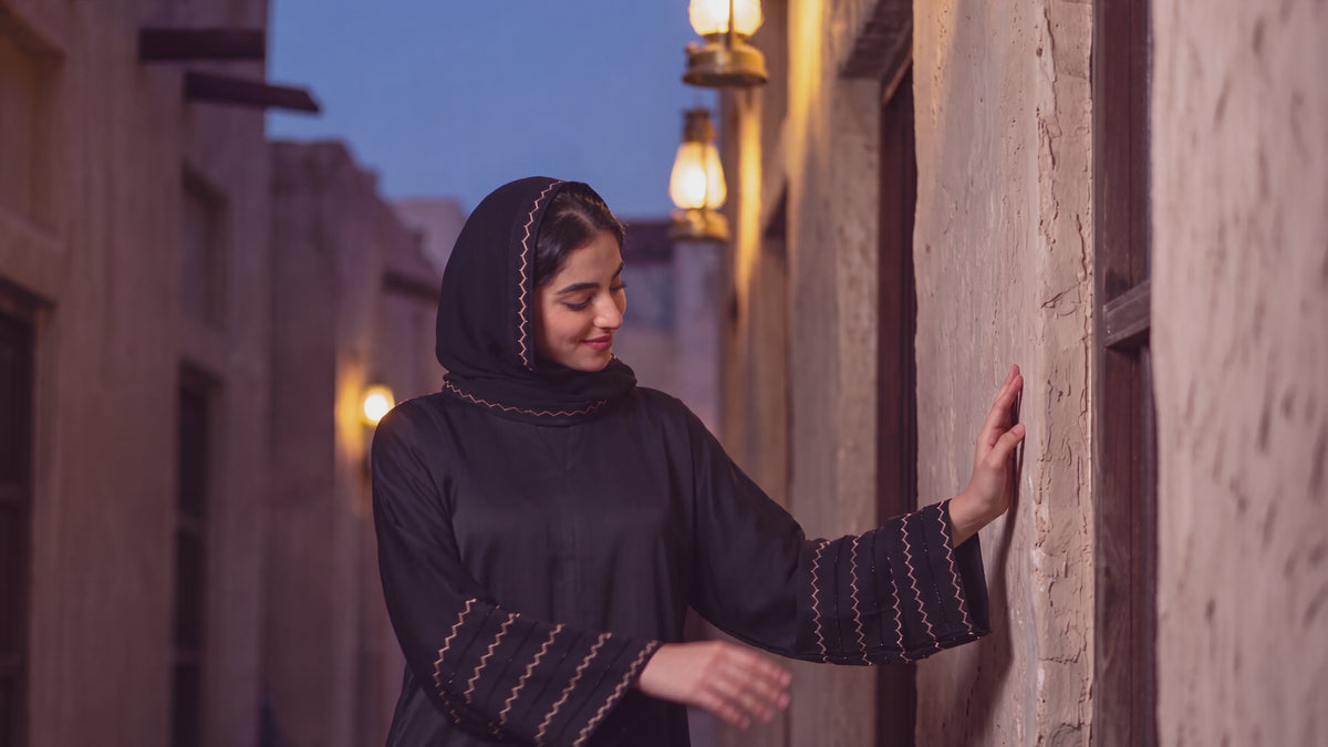 Video of the Chevron abaya in Gold