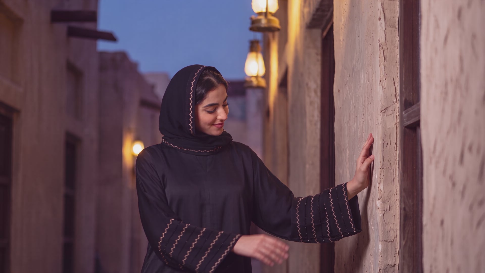 Video of the Chevron abaya in Gold